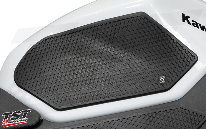 Features large pads on the side of the tank for improved knee grip.