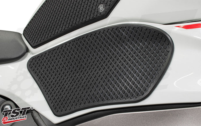 Snake Skin material provides ample grip with the diamond rubber pattern.