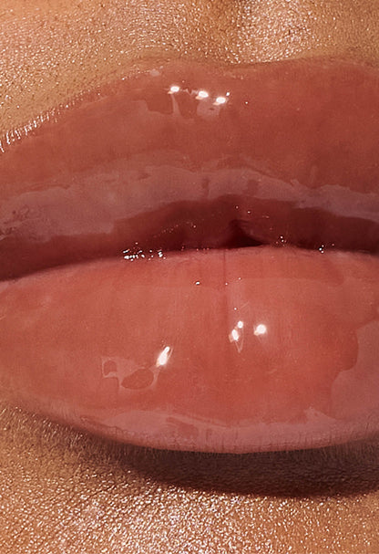 model's lips with toast plt