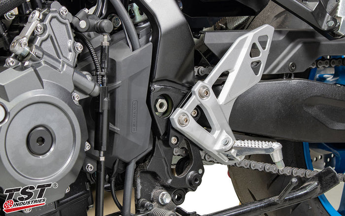 Dial in your ergonomics with adjustable foot positioning on your GSX-8S / GSX-8R.