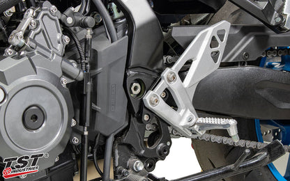 Dial in your ergonomics with adjustable foot positioning on your GSX-8S / GSX-8R.
