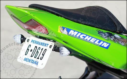 The TST Fender Eliminator mounted to the Kawasaki ZX6R with the turn signals attached.