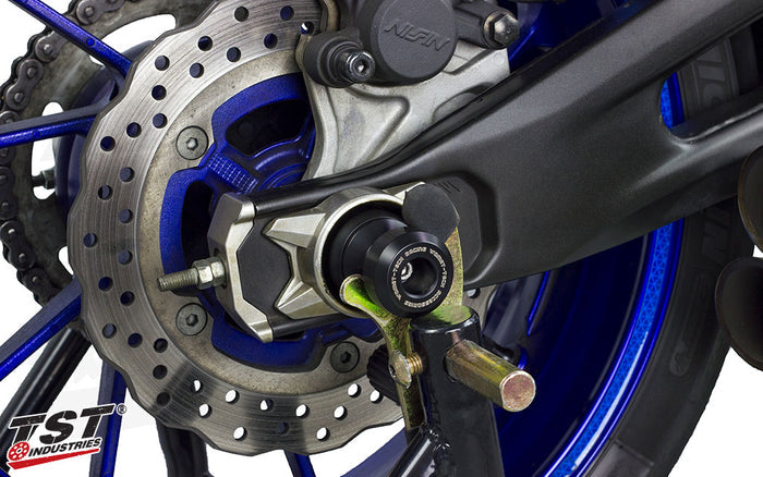 Enable a sturdy lifting point for a properly outfitted paddock stand.