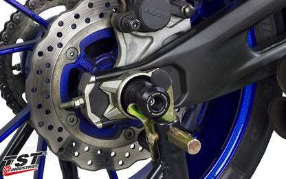 Enable a sturdy lifting point for a properly outfitted paddock stand.